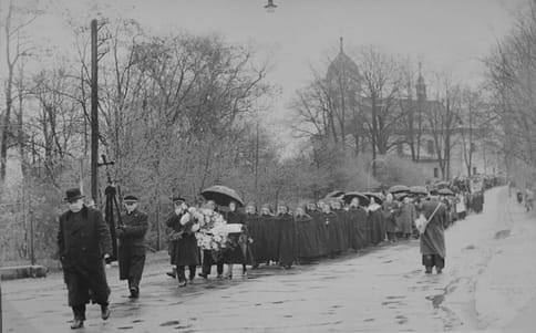 Pohřební průvod v Zábřehu, 50. léta.